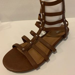 Short gladiators sandals size 6